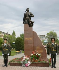 Алексей Маресьев и другие известные летчики СССР. Память и памятники