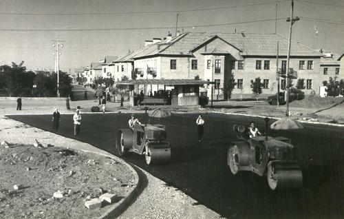 Асфальтирование подъезда к стадиону. г.Волжский.<br>1955 г.//ГКУВО «ГАВО»<br>Фотоальбом №35. Фото №33.