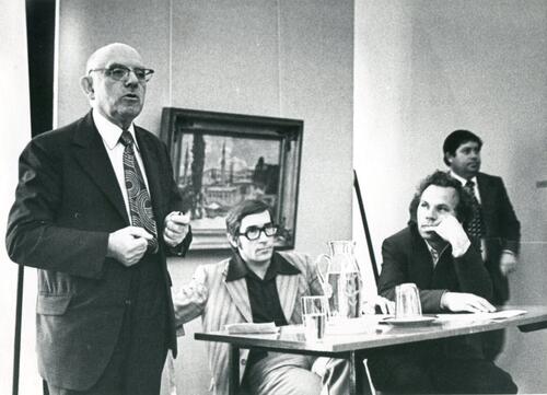 На выставке И.И.Машкова<br>выступает  И.Б.Маримонт.<br>1976 г