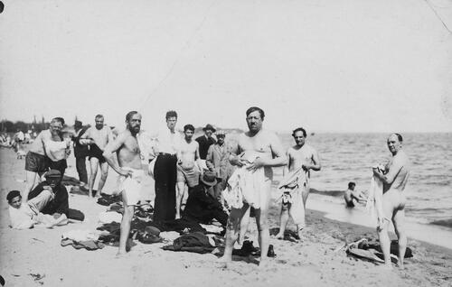 И.И.Машков на пляже Гурзуфской Военно-курортной станции. 