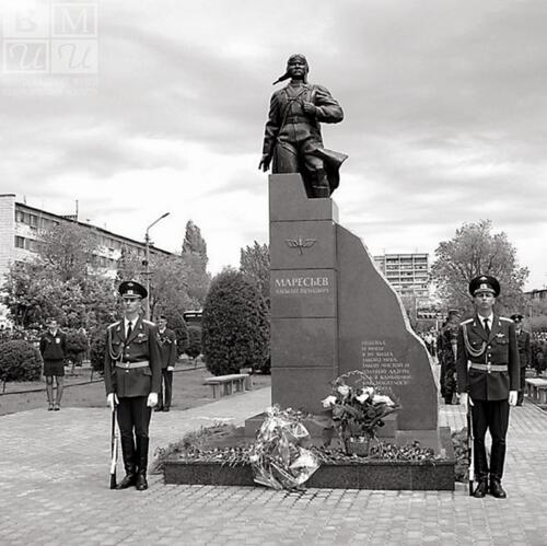 2006 г. - памятник национальному герою России летчику Маресьеву А. П., бронза, гранит, высота 5,3 м, г. Камышин.