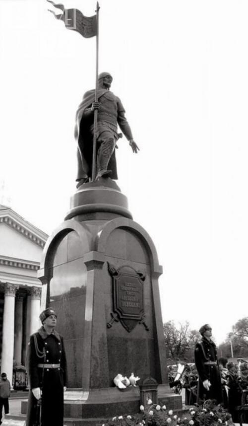 2007 г. - памятник благоверному князю Александру Невскому, бронза, гранит, высота 7 м, г. Волгоград.